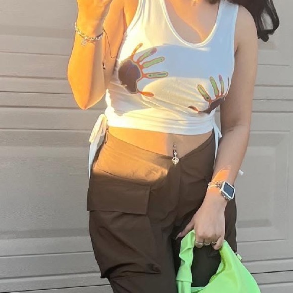 White crop top with vinyl design, ties on the side to adjust the shape - Picture 8 of 8